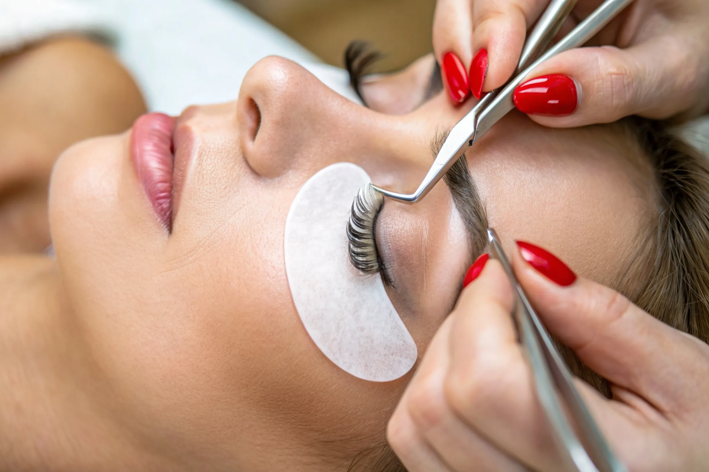 Imagen de un procedimiento de colocación de pestañas postizas de alto volumen en el estudio